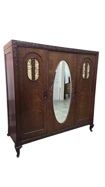 Foto de um(a) Guarda Roupa 3 Portas, Imbuia Maciça entalhado a mão, da categoria de Armários e Guarda Roupas. Guarda roupa 3 portas em imbuia maciça entalhado a mão, com espelho bisotê!. Mostrado de uma perspectiva diferente. Vendido no marketplace Trésors.