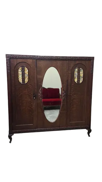 Foto de um(a) Guarda Roupa 3 Portas, Imbuia Maciça entalhado a mão, da categoria de Armários e Guarda Roupas. Guarda roupa 3 portas em imbuia maciça entalhado a mão, com espelho bisotê!. Mostrado de uma perspectiva diferente. Vendido no marketplace Trésors.