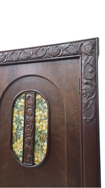 Foto de um(a) Guarda Roupa 3 Portas, Imbuia Maciça entalhado a mão, da categoria de Armários e Guarda Roupas. Guarda roupa 3 portas em imbuia maciça entalhado a mão, com espelho bisotê!. Mostrado de uma perspectiva diferente. Vendido no marketplace Trésors.