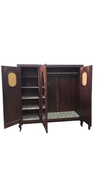 Foto de um(a) Guarda Roupa 3 Portas, Imbuia Maciça entalhado a mão, da categoria de Armários e Guarda Roupas. Guarda roupa 3 portas em imbuia maciça entalhado a mão, com espelho bisotê!. Mostrado de uma perspectiva diferente. Vendido no marketplace Trésors.