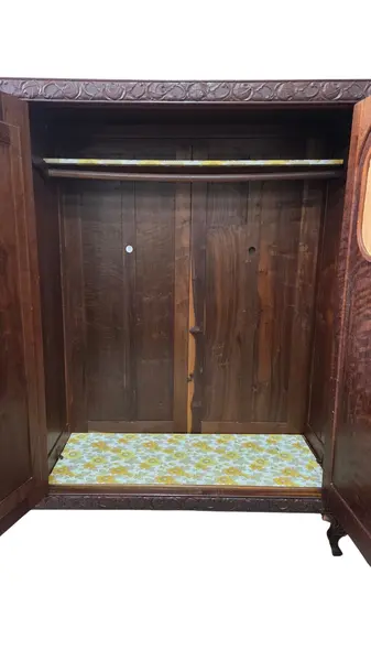 Foto de um(a) Guarda Roupa 3 Portas, Imbuia Maciça entalhado a mão, da categoria de Armários e Guarda Roupas. Guarda roupa 3 portas em imbuia maciça entalhado a mão, com espelho bisotê!. Mostrado de uma perspectiva diferente. Vendido no marketplace Trésors.