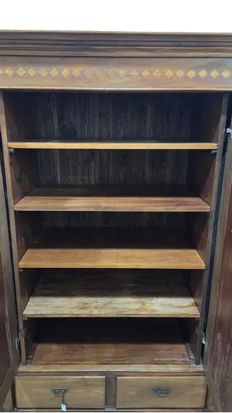 Foto de um(a) Guarda Roupa 2 Portas com Marchetaria, da categoria de Armários e Guarda Roupas. Mostrado de uma perspectiva diferente. Vendido no marketplace Trésors.