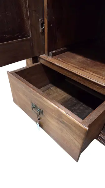 Foto de um(a) Guarda Roupa 2 Portas com Marchetaria, da categoria de Armários e Guarda Roupas. Mostrado de uma perspectiva diferente. Vendido no marketplace Trésors.