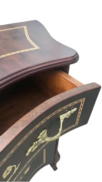 Foto de um(a) Cômoda em Marchetaria e Puxadores em Bronze, da categoria de Cômodas e Sapateira. Mostrado de uma perspectiva diferente. Vendido no marketplace Trésors.