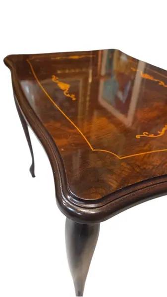 Foto de um(a) Mesa Auxiliar Clássica com Marchetaria Floral e Pés Cabriolé, da categoria de Conjunto de mesas e cadeiras. Sofisticada mesa de apoio/auxiliar em estilo clássico, perfeita para enriquecer a decoração da sala de estar, hall de... Mostrado de uma perspectiva diferente. Vendido no marketplace Trésors.