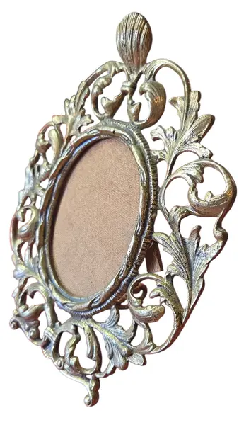 Foto de um(a) Porta-Retrato em bronze, da categoria de Porta retratos. Adicione um toque de suntuosidade à sua decoração com este porta-retrato em bronze maciço. Com moldura ricamente trabalhada... Mostrado de uma perspectiva diferente. Vendido no marketplace Trésors.