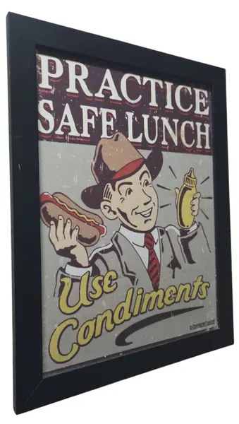 Foto de um(a) Quadro Decorativo Vintage - "Practice Safe Lunch - Use Condiments", da categoria de Fotografia. Dê um toque de humor retrô e personalidade ao seu ambiente com este quadro decorativo de estilo vintage. A peça apresenta... Mostrado de uma perspectiva diferente. Vendido no marketplace Trésors.