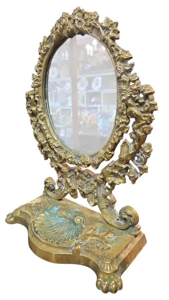 Foto de um(a) Espelho de Mesa Basculante em Bronze – Base com Concha e Pés em Garra, da categoria de Espelhos. Elegante espelho de mesa basculante (psiquê) confeccionado integralmente em bronze maciço, apresentando um trabalho de... Mostrado de uma perspectiva diferente. Vendido no marketplace Trésors.