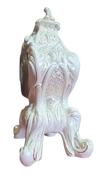 Foto de um(a) Relógio de Mesa em Porcelana Craquelada – Peça Decorativa, da categoria de Relógios de mesa. **RELÓGIO NÃO FUNCIONA, PEÇA ADAPTADA NA PORCELANA** Este elegante relógio de mesa é uma peça de destaque que une o charme... Mostrado de uma perspectiva diferente. Vendido no marketplace Trésors.