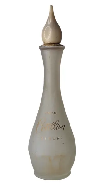 Foto de um(a) Perfume Avon Catillion Vintage, da categoria de Outros colecionáveis. Perfume Avon Catillion Colecionável. Mostrado de uma perspectiva diferente. Vendido no marketplace Trésors.