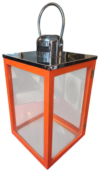 Foto de um(a) Lanterna Decorativa Porta-Velas em Madeira Laranja e Aço Inox, da categoria de Sinalizadores. Adicione um toque de sofisticação e cor ao seu ambiente com esta belíssima Lanterna Decorativa. Unindo a robustez da madeira... Mostrado de uma perspectiva diferente. Vendido no marketplace Trésors.