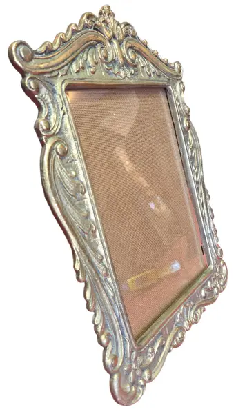 Foto de um(a) Porta Retrato Ornamentado em Bronze - Vertical, da categoria de Porta retratos. Belíssimo porta-retrato vertical confeccionado em bronze de alta qualidade. Esta peça apresenta um trabalho de fundição... Mostrado de uma perspectiva diferente. Vendido no marketplace Trésors.