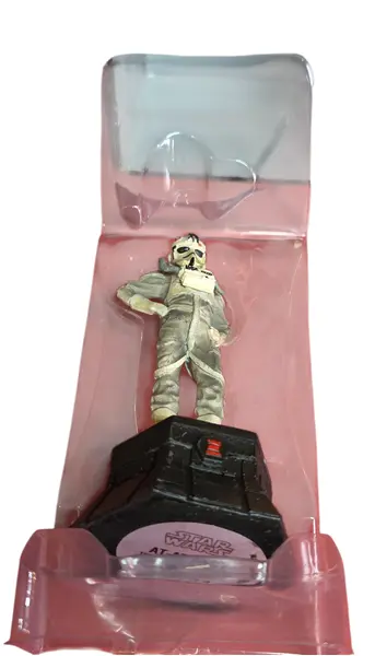 Foto de um(a) ​Peça De Xadrez Star Wars AT-AT Pilot - Pintada À Mão, da categoria de Figuras de ação. Item de Colecionador: Piloto de AT-AT – Elite do Império Galáctico Esta peça faz parte da prestigiada coleção oficial de... Mostrado de uma perspectiva diferente. Vendido no marketplace Trésors.