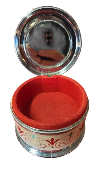 Foto de um(a) Caixa de Música, da categoria de Cestos e Caixas. Uma joia para os olhos e ouvidos. Esta caixa de música apresenta um trabalho primoroso de gravação floral, onde cada pétala... Mostrado de uma perspectiva diferente. Vendido no marketplace Trésors.