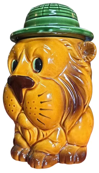 Foto de um(a) Potiche Antigo Leão de Cerâmica - Japan, da categoria de Garrafas, potes e jarros. Encantador potiche em cerâmica vitrificada, representando um leão com chapéu de explorador (safari). Esta peça é um exemplar... Vendido no marketplace Trésors.