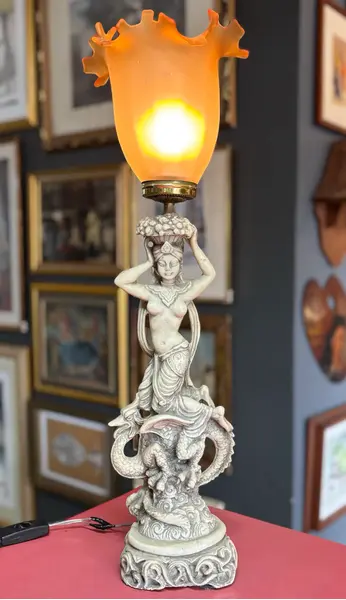 Foto de um(a) Escultura e luminária em pó de mármore representando Deusa mitológica, da categoria de Abajures. Escultura luminária em pó de mármore, representando Deusa mitológica. Mostrado de uma perspectiva diferente. Vendido no marketplace Trésors.