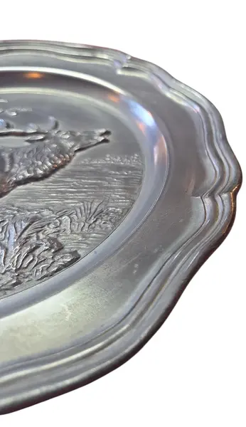 Foto de um(a) Prato Decorativo Alemão Rein Zinn – Estanho Puro Colecionável, da categoria de Pratos Decorativos. Adicione um toque de história alemã à sua decoração com este prato em estanho puro (Rein Zinn). Esta peça vintage destaca-se... Mostrado de uma perspectiva diferente. Vendido no marketplace Trésors.