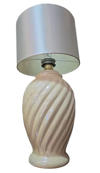 Foto de um(a) Abajur em Porcelana – Elegância Clássica e Brilho Acetinado, da categoria de Abajures. Adicione um toque de nobreza ao seu décor com este abajur em porcelana de alta qualidade. Com acabamento impecável e brilho... Mostrado de uma perspectiva diferente. Vendido no marketplace Trésors.