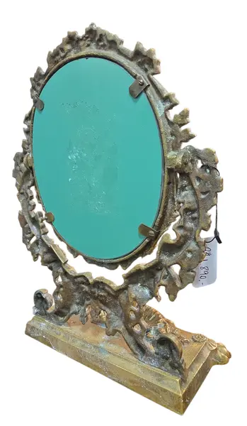 Foto de um(a) Espelho de Mesa Basculante em Bronze – Base com Concha e Pés em Garra, da categoria de Espelhos. Elegante espelho de mesa basculante (psiquê) confeccionado integralmente em bronze maciço, apresentando um trabalho de... Mostrado de uma perspectiva diferente. Vendido no marketplace Trésors.