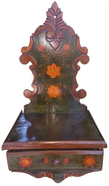 Foto de um(a) Oratório de Parede em Madeira Maciça –Pintura Floral Artesanal, da categoria de Objetos religiosos e espirituais. Este é um oratório de parede singular, que une a tradição da fé com a delicadeza da arte popular. Produzido em madeira... Mostrado de uma perspectiva diferente. Vendido no marketplace Trésors.