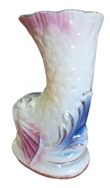 Foto de um(a) Cachepot Escultural em Porcelana – Figura de Peixe, da categoria de Cachepot. Sofisticado cachepot (vaso decorativo) em porcelana branca vitrificada, apresentando uma modelagem detalhada em formato de... Mostrado de uma perspectiva diferente. Vendido no marketplace Trésors.