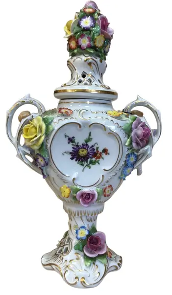 Foto de um(a) Ânfora em Porcelana Von Schierholz déc 50, da categoria de Vasos. Ânfora em porcelana Von Schierholz déc 50 R$2.290 27cm A15cm L9cm P. Mostrado de uma perspectiva diferente. Vendido no marketplace Trésors.