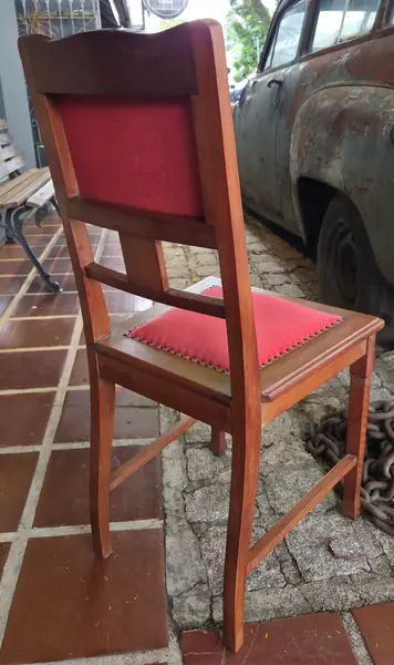 Foto de um(a) Cadeira Centenária, da categoria de Outras cadeiras . Adicione personalidade e história ao seu ambiente com esta belíssima cadeira centenária, uma das madeiras mais nobres e... Mostrado de uma perspectiva diferente. Vendido no marketplace Trésors.