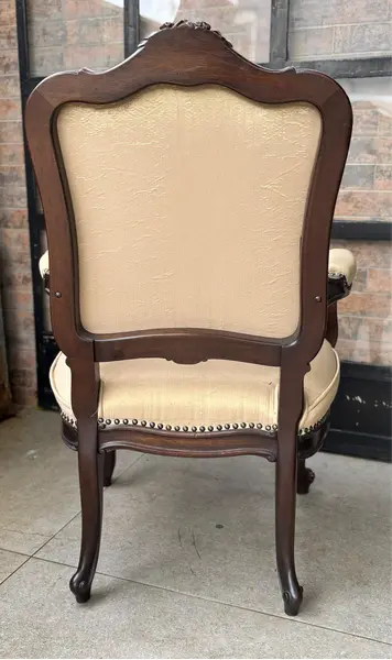 Foto de um(a) Poltrona Luis XV, da categoria de Poltronas. Poltrona Luis XV. Unindo o charme do estilo clássico ao conforto contemporâneo, esta peça é perfeita para transformar salas... Mostrado de uma perspectiva diferente. Vendido no marketplace Trésors.