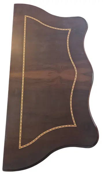 Foto de um(a) Cômoda com Marchetaria e Bronze, da categoria de Cômodas e Sapateira. Elegância Clássica e Sofisticação para o seu AmbienteExclusiva cômoda balcão de apoio em estilo clássico europeu (Bombê),... Mostrado de uma perspectiva diferente. Vendido no marketplace Trésors.