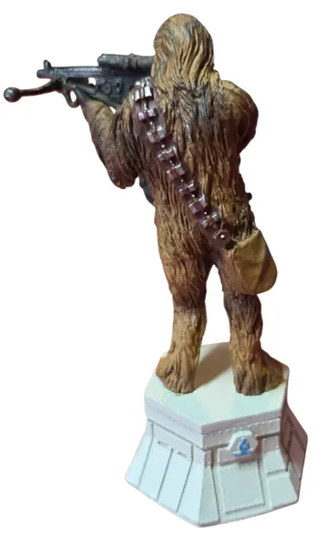 Foto de um(a) Estátua Chewbacca Star Wars - Peça de Xadrez Colecionável (Bispo Branco) - Pintado à Mão, da categoria de Figuras de ação. Leve para sua coleção um dos personagens mais icônicos da saga Star Wars: o lendário Wookiee, Chewbacca. Esta peça não é... Mostrado de uma perspectiva diferente. Vendido no marketplace Trésors.