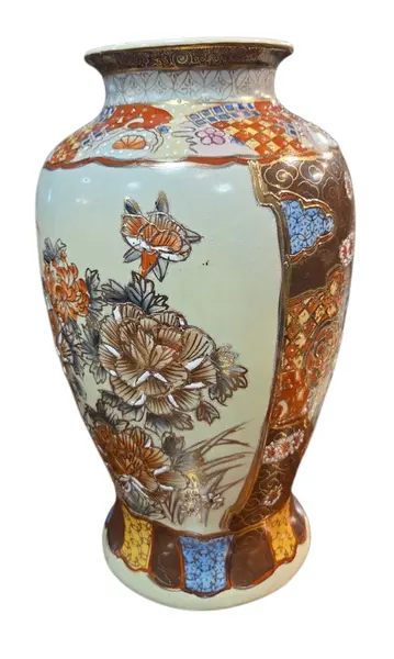 Foto de um(a) Vaso Decorativo Satsuma – Cerâmica Policromada com Detalhes em Relevo e Dourado, da categoria de Vasos. Encante-se com este elegante vaso decorativo que evoca a tradicional estética Satsuma. A peça apresenta um fundo em tom... Mostrado de uma perspectiva diferente. Vendido no marketplace Trésors.
