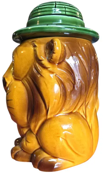 Foto de um(a) Potiche Antigo Leão de Cerâmica - Japan, da categoria de Garrafas, potes e jarros. Encantador potiche em cerâmica vitrificada, representando um leão com chapéu de explorador (safari). Esta peça é um exemplar... Mostrado de uma perspectiva diferente. Vendido no marketplace Trésors.