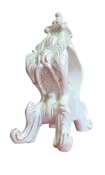 Foto de um(a) Relógio de Mesa em Porcelana Craquelada – Peça Decorativa, da categoria de Relógios de mesa. **RELÓGIO NÃO FUNCIONA, PEÇA ADAPTADA NA PORCELANA** Este elegante relógio de mesa é uma peça de destaque que une o charme... Mostrado de uma perspectiva diferente. Vendido no marketplace Trésors.