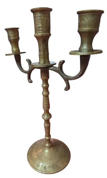 Foto de um(a) Antigo Castiçal Candelabro 3 Velas em Bronze Maciço, da categoria de Castiçais. Candelabro vintage de 3 braços em bronze maciço, uma peça autêntica com a beleza da passagem do tempo visível na sua pátina... Mostrado de uma perspectiva diferente. Vendido no marketplace Trésors.