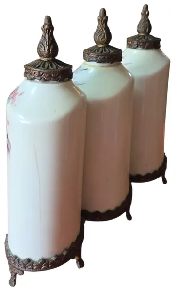 Foto de um(a) Trio de Potes em Porcelana Pintada à Mão com Base e Tampa em Bronze - Estilo Floral Clássico, da categoria de Garrafas, potes e jarros. Apresentamos este magnífico trio de potiches (vasos com tampa) em porcelana de alta qualidade, apresentando um formato... Mostrado de uma perspectiva diferente. Vendido no marketplace Trésors.