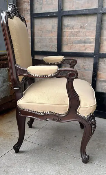 Foto de um(a) Poltrona Luis XV, da categoria de Poltronas. Poltrona Luis XV. Unindo o charme do estilo clássico ao conforto contemporâneo, esta peça é perfeita para transformar salas... Mostrado de uma perspectiva diferente. Vendido no marketplace Trésors.