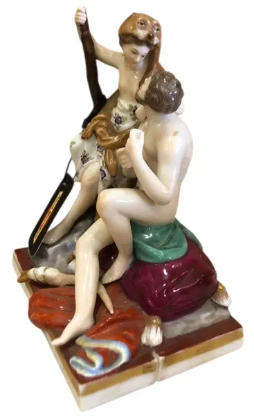 Foto de um(a) Porcelana de Ludwigsburg Séc XIX, da categoria de Escultura. Porcelana de Ludwigsburg Séc XIX R$2.800 13cm A 11cm L 7cm P. Vendido no marketplace Trésors.