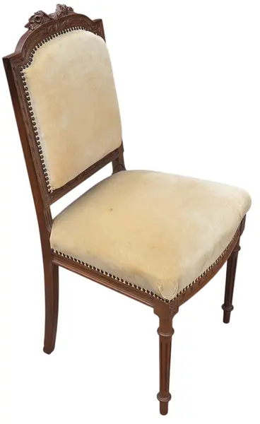 Foto de um(a) Cadeira Antiga Luís XVI em Madeira Nobre Entalhada, da categoria de Outras cadeiras. Elegante cadeira de época clássico francês (Luís XVI), confeccionada em madeira nobre de alta densidade com ricos detalhes... Mostrado de uma perspectiva diferente. Vendido no marketplace Trésors.