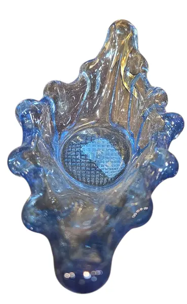Foto de um(a) Cinzeiro em Cristal Murano Azul, da categoria de Cinzeiros. Adicione um toque de cor e brilho ao seu décor com este cinzeiro em Cristal Murano. Com seu design robusto e lapidação... Mostrado de uma perspectiva diferente. Vendido no marketplace Trésors.