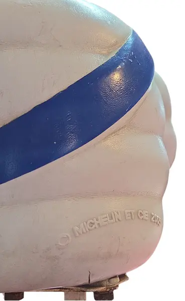 Foto de um(a) Boneco Michelin, da categoria de Bonecos de arte. Rara figura publicitária do icônico mascote da marca de pneus Michelin, o Bibendum. Este boneco apresenta o design clássico... Mostrado de uma perspectiva diferente. Vendido no marketplace Trésors.