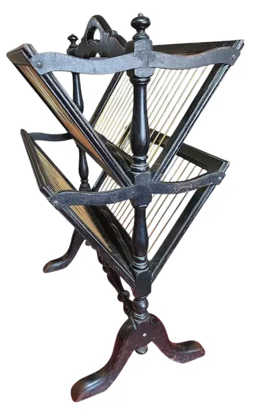 Foto de um(a) Raro Revisteiro Liceu de Artes e Ofícios, da categoria de Porta-Revistas. Excepcional revisteiro de chão, um exemplar legítimo da reconhecida mestria do Liceu de Artes e Ofícios de São Paulo. Esta... Mostrado de uma perspectiva diferente. Vendido no marketplace Trésors.