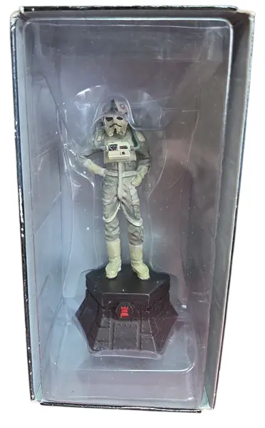 Foto de um(a) ​Peça De Xadrez Star Wars AT-AT Pilot - Pintada À Mão, da categoria de Figuras de ação. Item de Colecionador: Piloto de AT-AT – Elite do Império Galáctico Esta peça faz parte da prestigiada coleção oficial de... Mostrado de uma perspectiva diferente. Vendido no marketplace Trésors.
