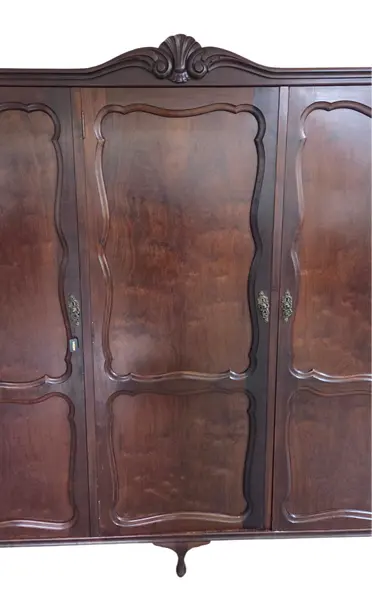 Foto de um(a) Guarda Roupa 3 Portas Chippandale em Imbuia, da categoria de Armários e Guarda Roupas. Mostrado de uma perspectiva diferente. Vendido no marketplace Trésors.