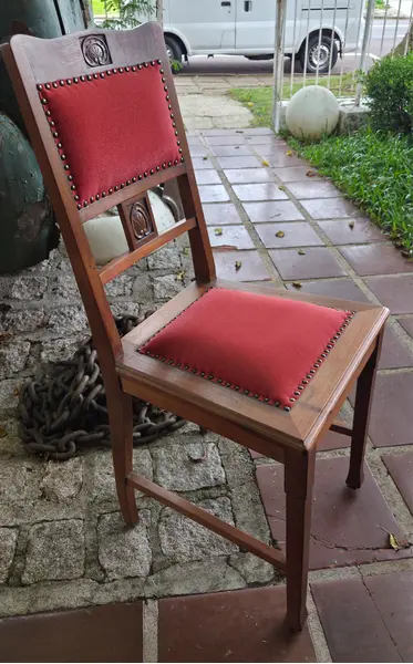 Foto de um(a) Cadeira Centenária, da categoria de Outras cadeiras . Adicione personalidade e história ao seu ambiente com esta belíssima cadeira centenária, uma das madeiras mais nobres e... Mostrado de uma perspectiva diferente. Vendido no marketplace Trésors.