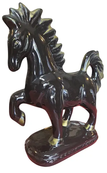 Foto de um(a) Corcel Imperial: Porcelana Vitrificada de Alto Padrão, da categoria de Escultura. Uma peça statement que exala força e mistério. Esta escultura de cavalo é produzida em porcelana de alta densidade. O efeito... Vendido no marketplace Trésors.