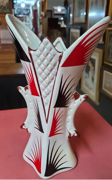 Foto de um(a) Vaso Art Déco em Porcelana - Design Geométrico Vintage, da categoria de Vasos. Vaso antigo em porcelana branca decorada com motivos geométricos e abstratos nas cores preto e vermelho. Possui detalhes em... Mostrado de uma perspectiva diferente. Vendido no marketplace Trésors.