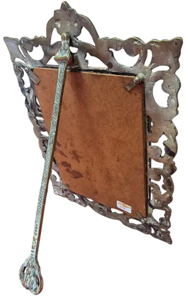 Foto de um(a) Espelho de Mesa com Moldura em Bronze, da categoria de Espelhos. Este elegante espelho de mesa é uma peça de destaque que combina funcionalidade com um design artístico sofisticado.... Mostrado de uma perspectiva diferente. Vendido no marketplace Trésors.