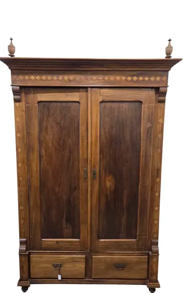 Foto de um(a) Guarda Roupa 2 Portas com Marchetaria, da categoria de Armários e Guarda Roupas. Mostrado de uma perspectiva diferente. Vendido no marketplace Trésors.