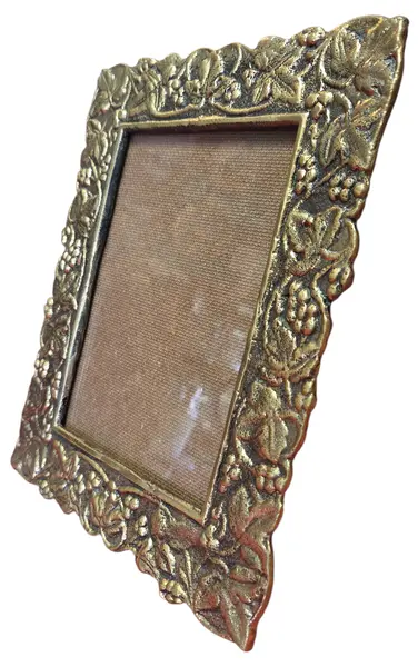 Foto de um(a) Porta Retrato em Bronze - Vertical, da categoria de Porta retratos. Belíssimo porta-retrato vertical confeccionado em bronze de alta qualidade. Esta peça apresenta um trabalho de fundição... Mostrado de uma perspectiva diferente. Vendido no marketplace Trésors.