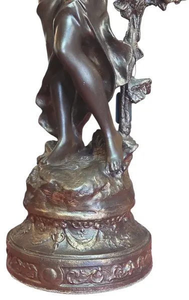 Foto de um(a) Antiga Luminária Escultura Petit Bronze Estilo Art Nouveau - Tulipa em Vidro Acetinado, da categoria de Escultura. Elegância e Arte em uma Peça Única Apresentamos esta magnífica luminária escultura confeccionada em petit bronze, uma peça... Mostrado de uma perspectiva diferente. Vendido no marketplace Trésors.